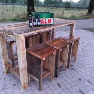 Bartafel met barkrukken